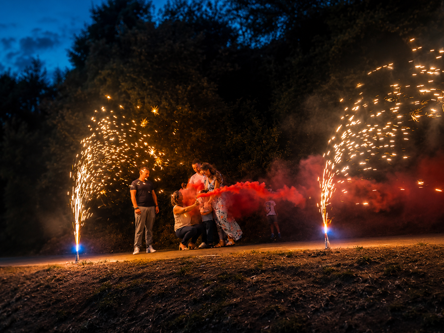 Celebração ao ar livre à noite com fontes de faíscas junto ao espaço